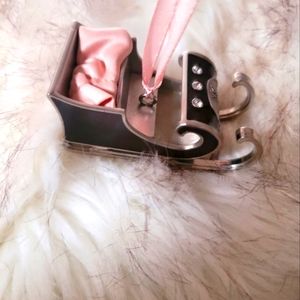 This pretty Pandora slade ornament is one of a kind. Does not have box 😔